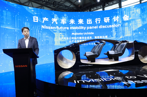 500日產(chǎn)汽車(chē)公司執(zhí)行委員會(huì)成員、高級(jí)副總裁，日產(chǎn)中國(guó)管理委員會(huì)主席，東風(fēng)汽車(chē)有限公司總裁 內(nèi)田誠(chéng)（Makoto Uchida）在亞洲消費(fèi)電子展上發(fā)表講話.png
